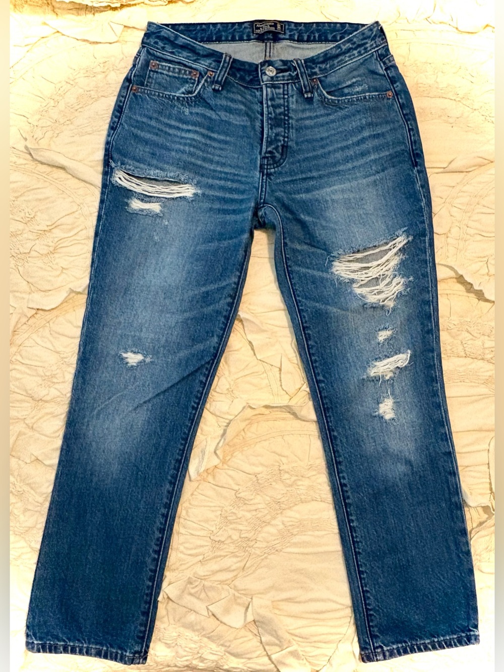 Abercrombie & Fitch Ames Slim
Boyfriend Destroyed Jeans Button Fly
Size 24 00